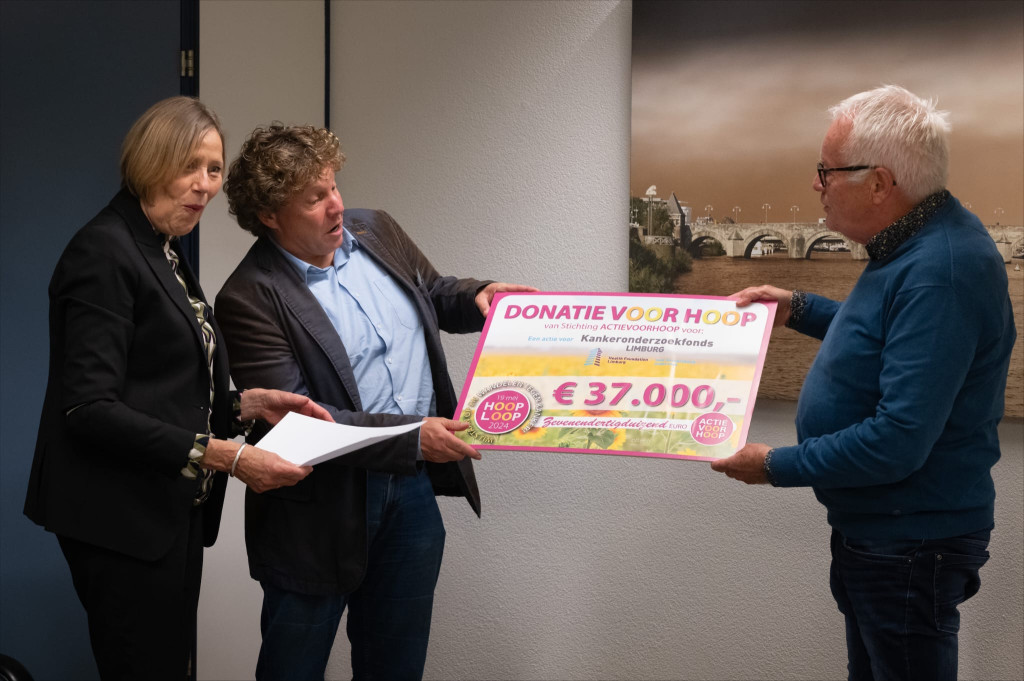 Actie voor Hoop cheque overhandigen Kankeronderzoekfonds Limburg