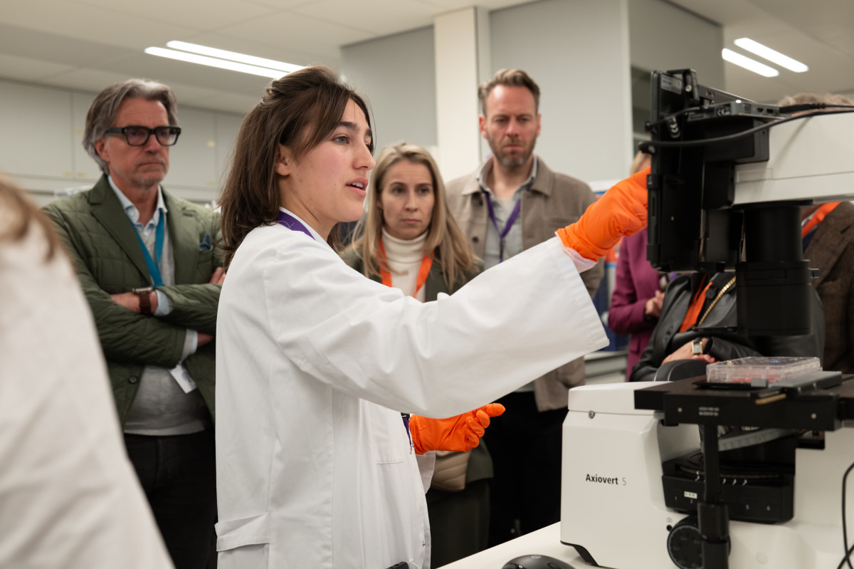 Valerie D'antonio aan het woord tijdens Business Vrienden rondgang door het lab