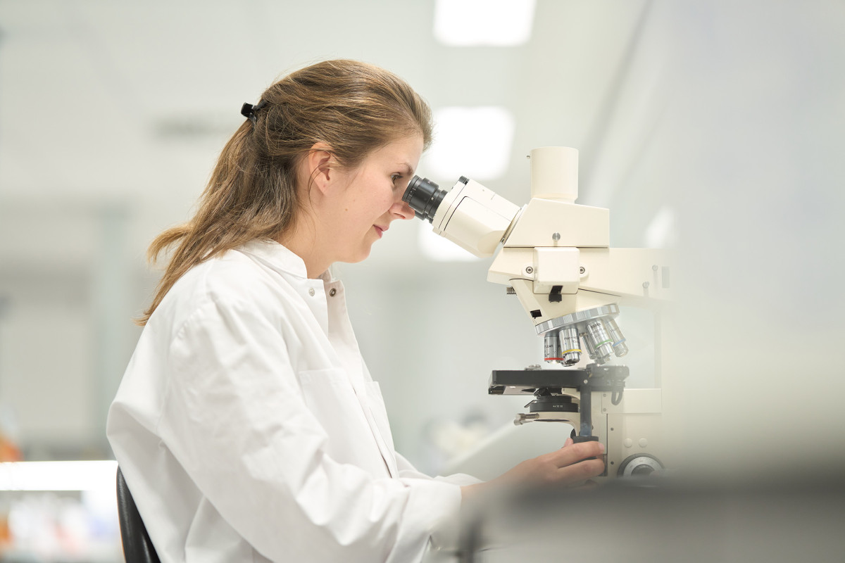 Rianne Vaes, - Kankeronderzoek tumorreplica microscoop